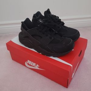 Nike Men's Black Huaraches Size 9.5